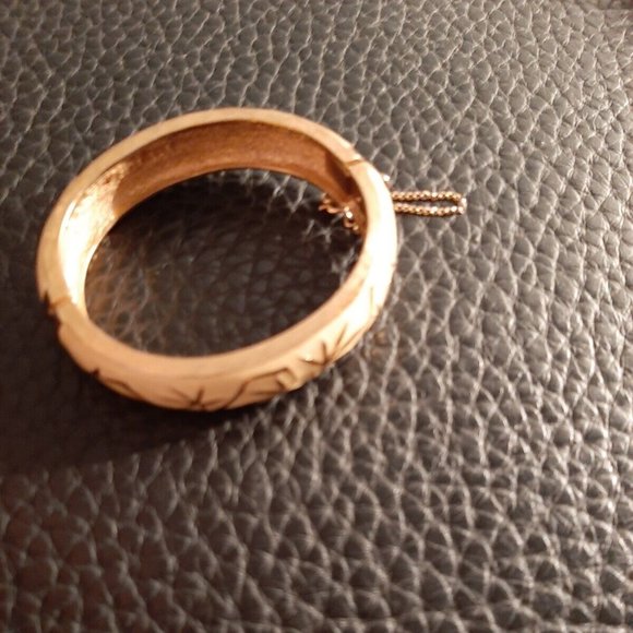 Vintage Signed EISENBERG Clamp Bracelet Pale Yellow Gold Tone Enamel 5/8"W X 7" - Picture 2 of 2